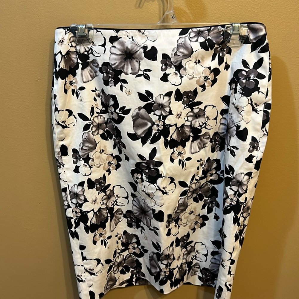 White House Black Market knee length skirt. Sz2